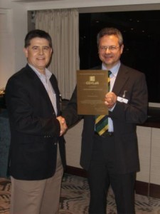 Fernando AGUIRRE receiving award on behalf of HTRI